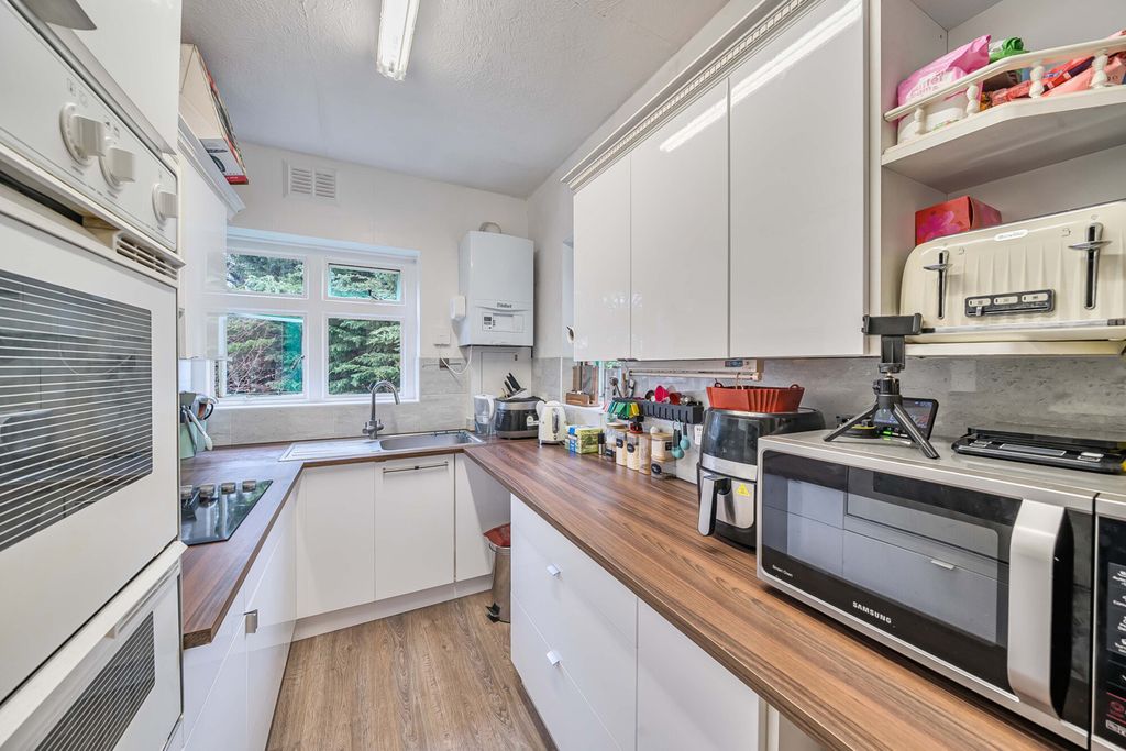 Property photo 3 of 20 1409587-19-6985Ea...