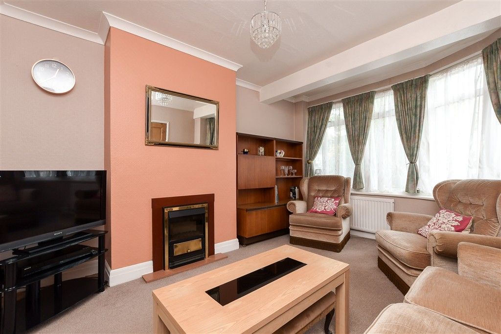 Property photo 3 of 17 Lounge