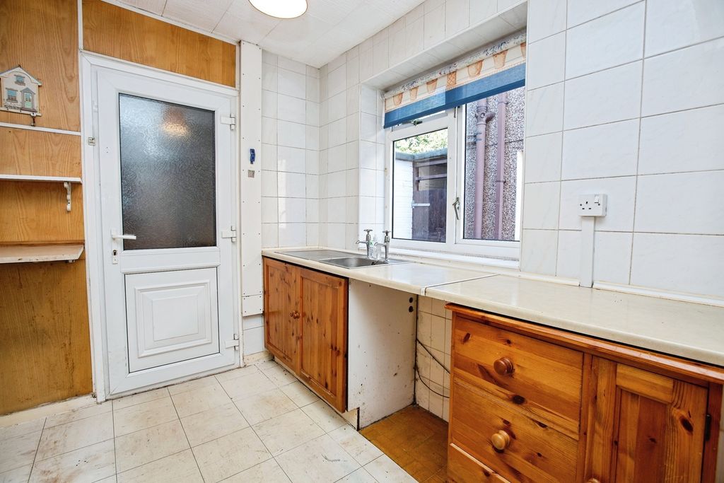 Property photo 3 of 25 Kitchen