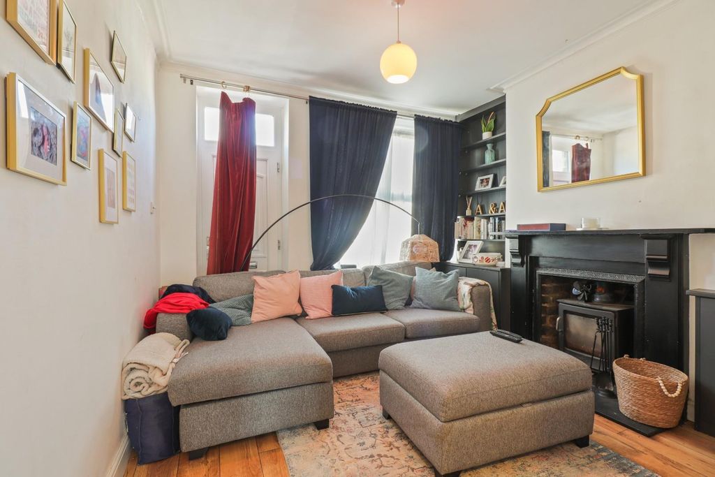 Property photo 2 of 26 Lounge