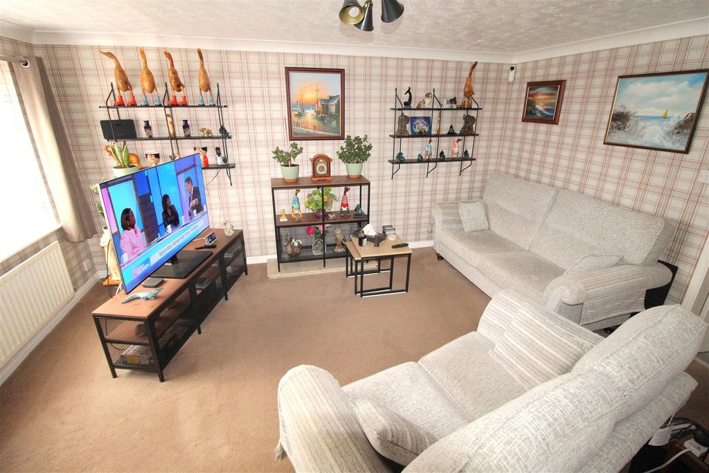 Property photo 2 of 18 Lounge