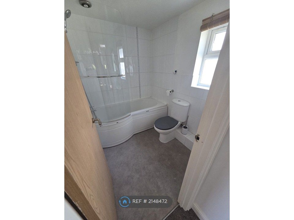 Property photo 2 of 10 Bathroom