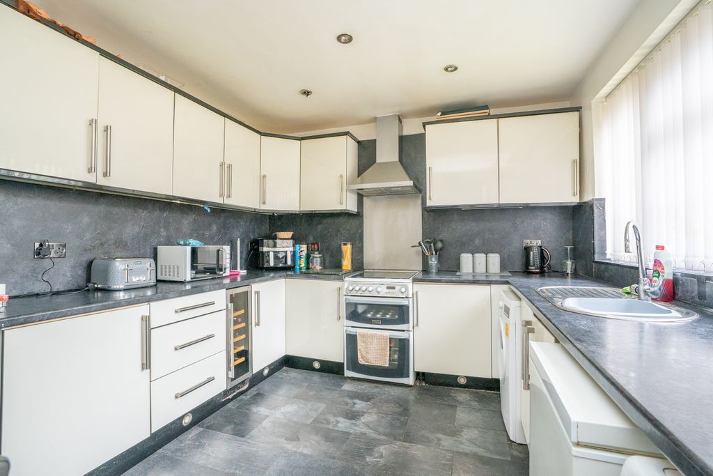 Property photo 3 of 17 39Traffordgrove8