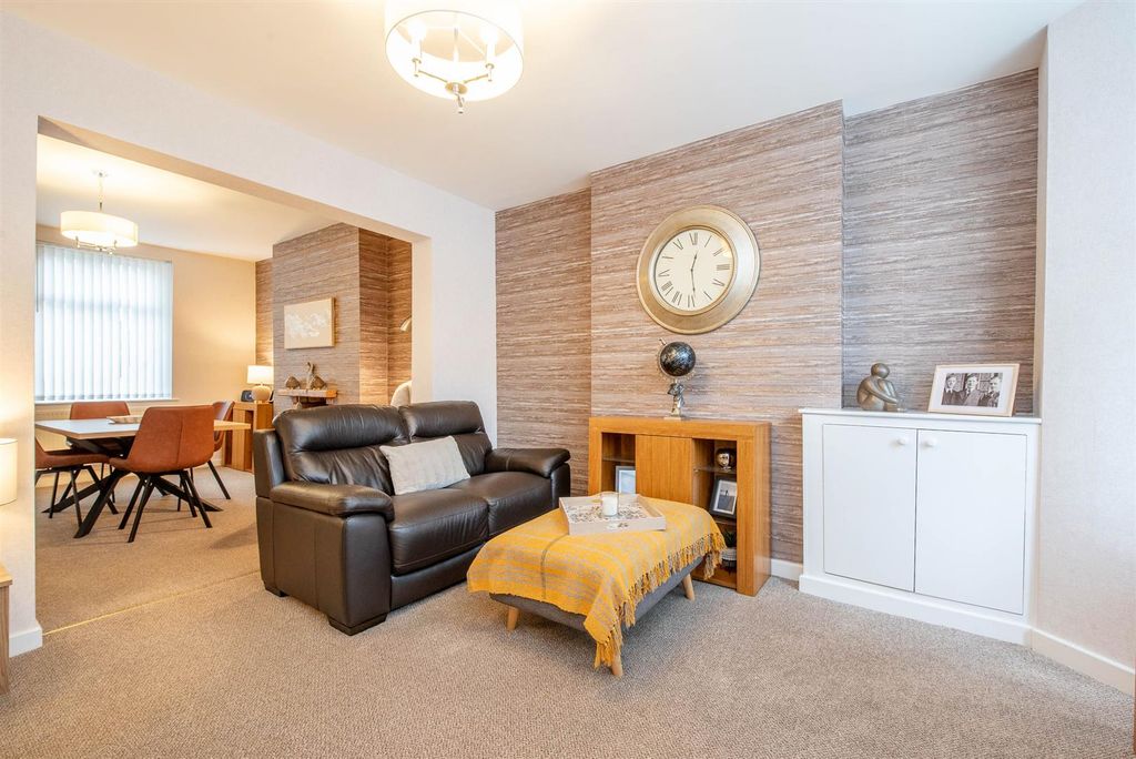 Property photo 2 of 17 Lounge