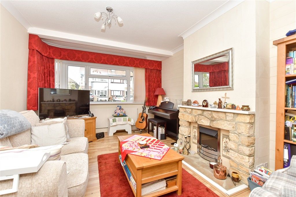 Property photo 3 of 16 Lounge