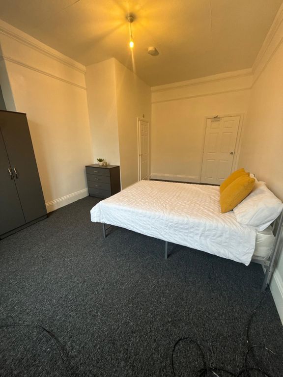 Property photo 1 of 9 Bright, Neatly Presented Double Bedroom With A Com...