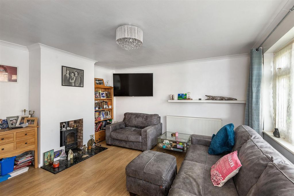 Property photo 2 of 14 43 The Cherry Orchard, Tn11 0Hu 002.Jpg