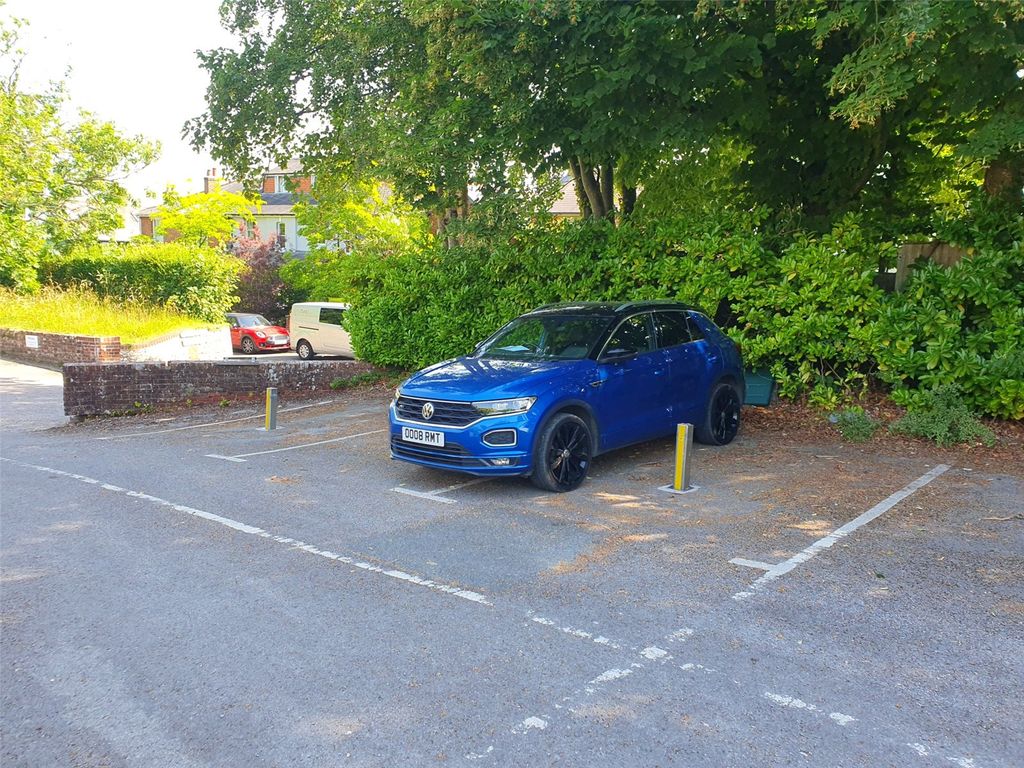 Property photo 2 of 5 Parking 4