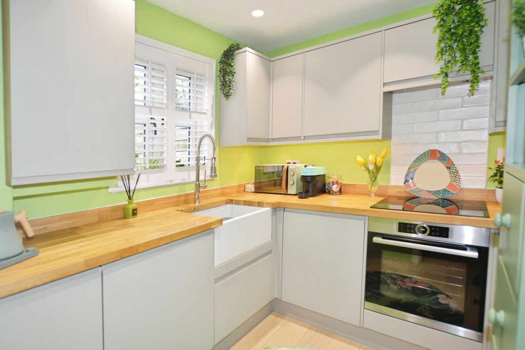 Property photo 2 of 19 Fitted Kitchen