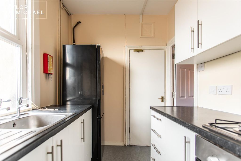 Property photo 2 of 18 Kitchen