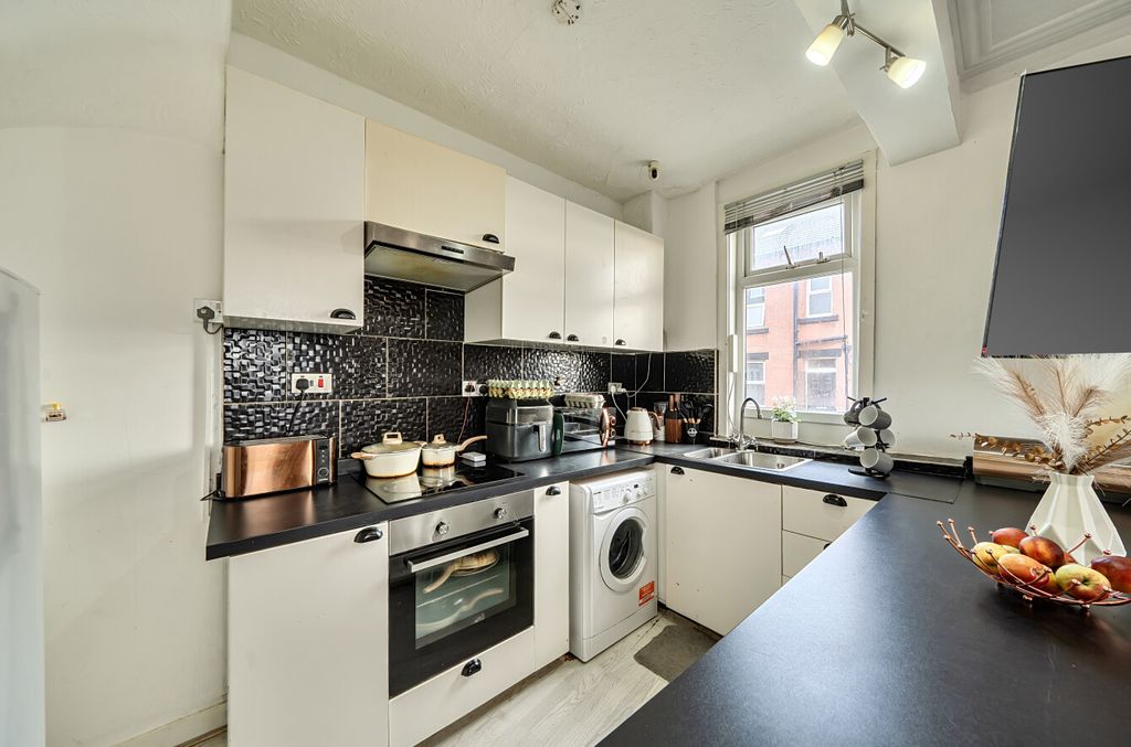 Property photo 2 of 11 Kitchen