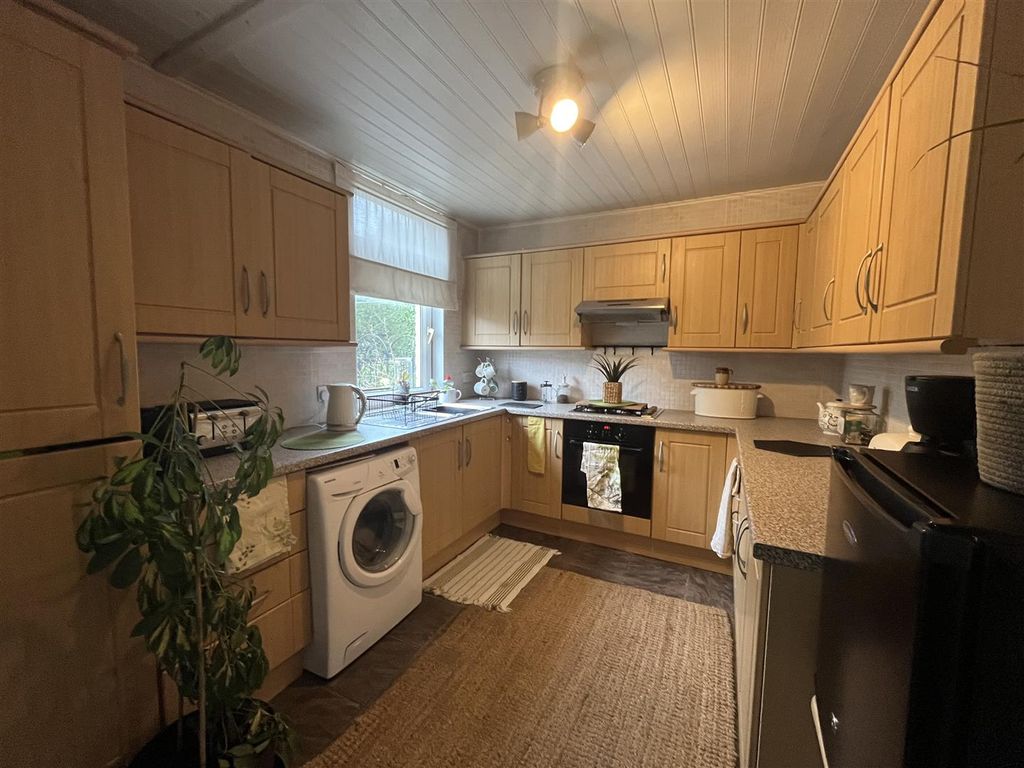 Property photo 3 of 17 Kitchen