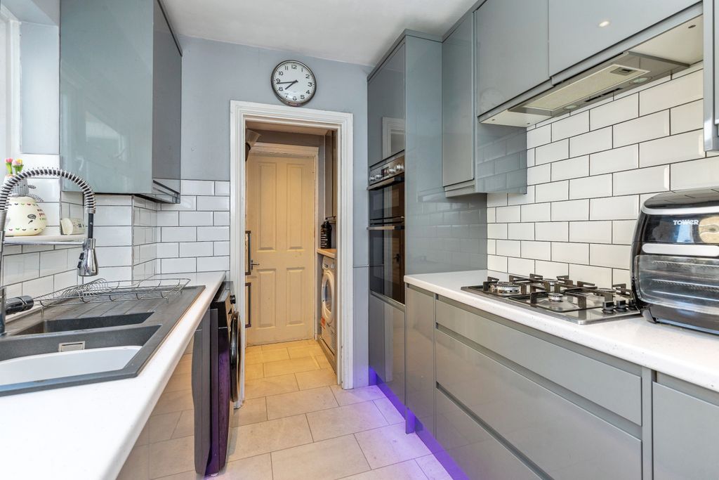 Property photo 3 of 19 Kitchen