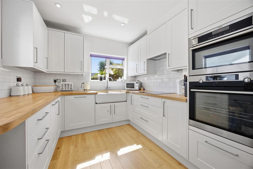 Property photo 2 of 14 Kitchen