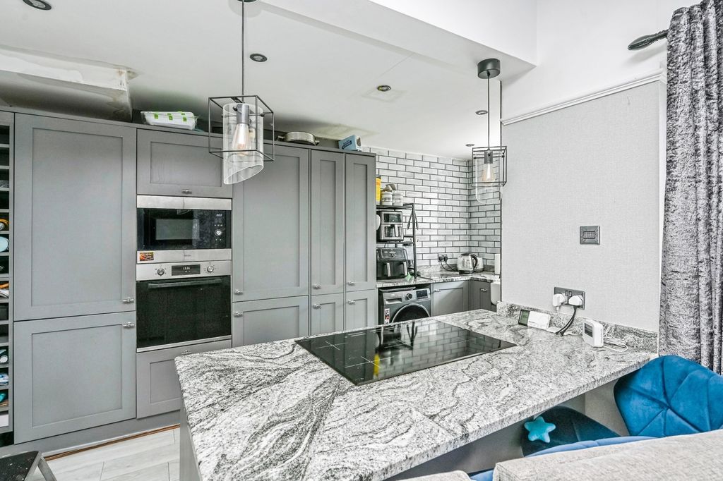 Property photo 2 of 16 Photo