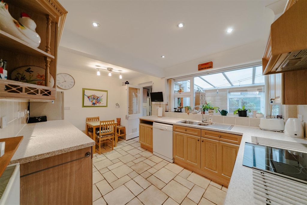 Property photo 3 of 17 Kitchen