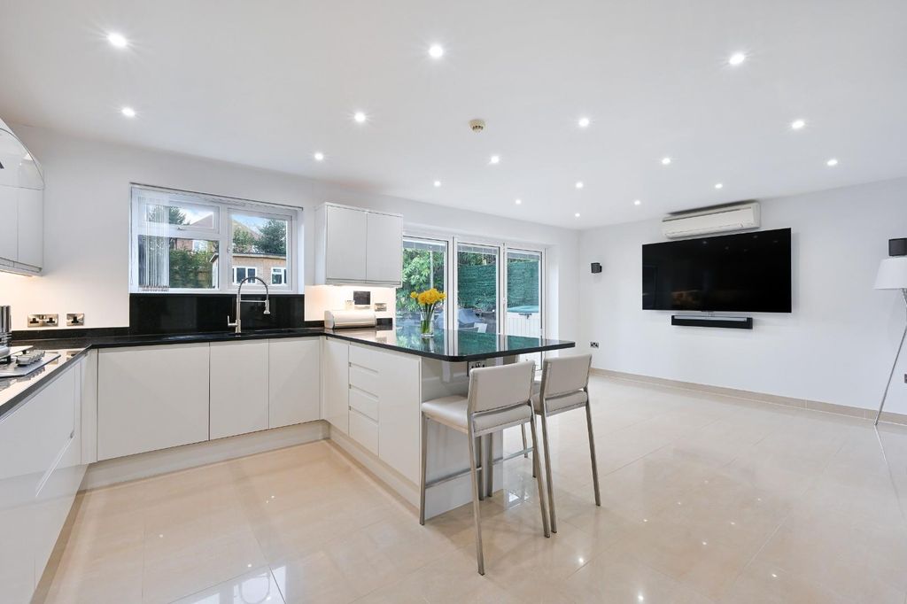 Property photo 3 of 30 Yew Tree Bottom