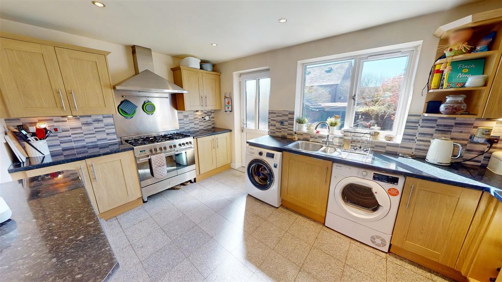 Property photo 3 of 17 Clipsley Crescent Kitchen