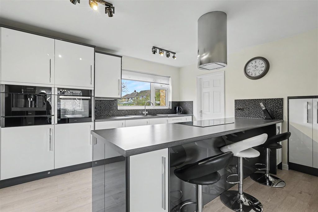 Property photo 3 of 33 Breakfast Kitchen