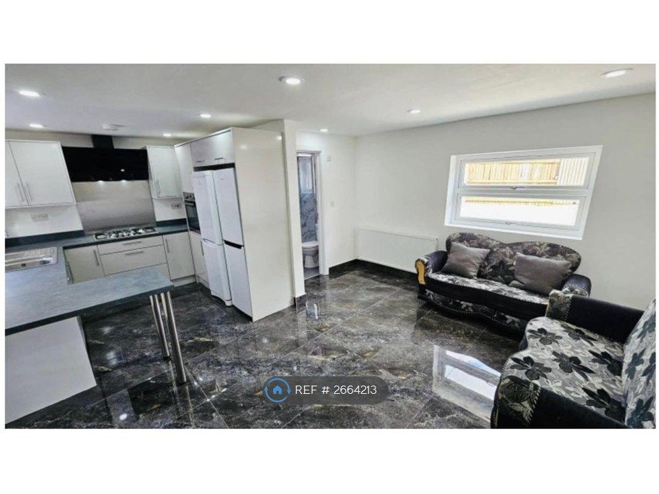 Property photo 2 of 12 Living Room &amp; Kitchen