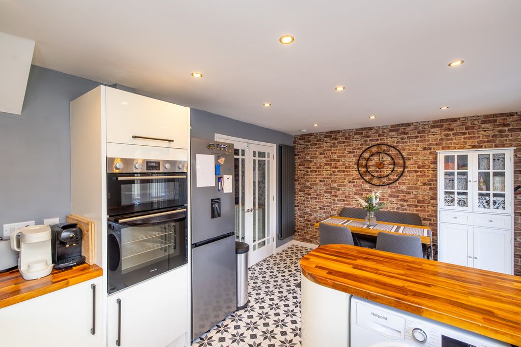 Property photo 3 of 20