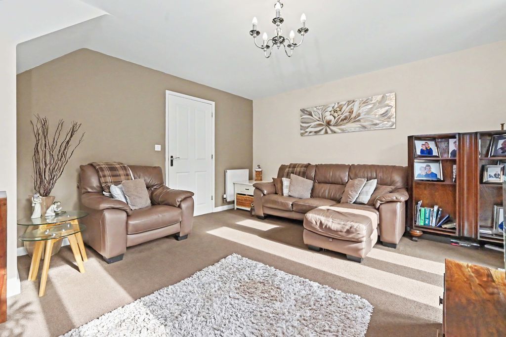 Property photo 2 of 36 Lounge