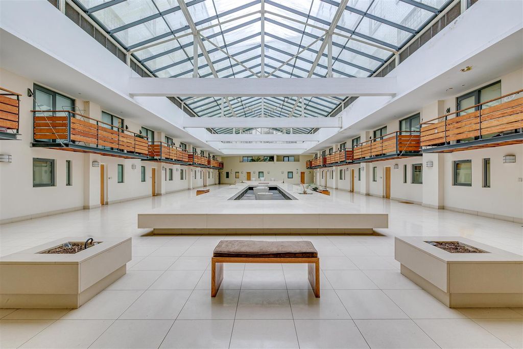 Property photo 3 of 24 210 Hatton Gardens_2.Jpg