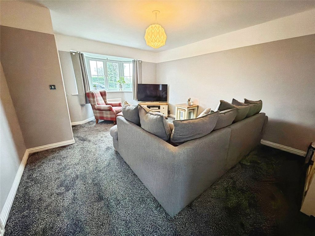 Property photo 2 of 18 Lounge