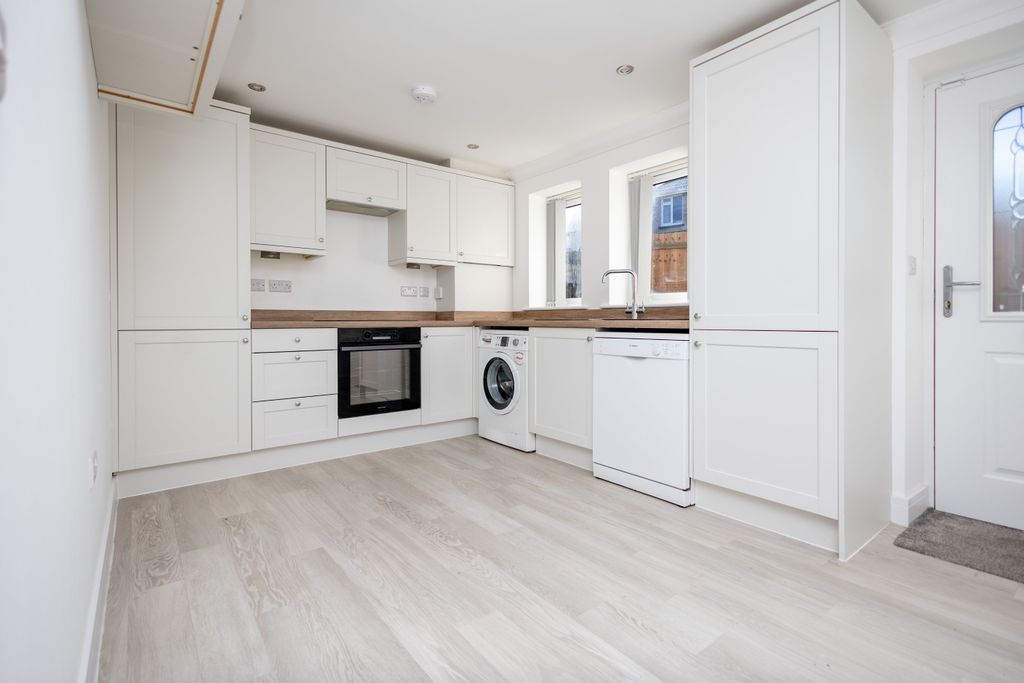 Property photo 3 of 11 Kitchen