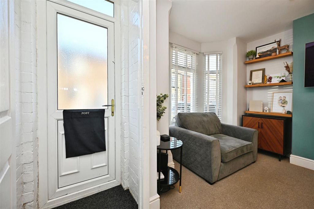 Property photo 3 of 20 Entrance Hall