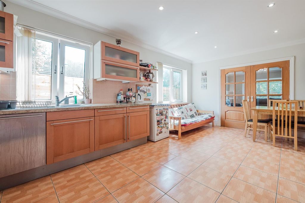 Property photo 3 of 37 Breakfast Kitchen