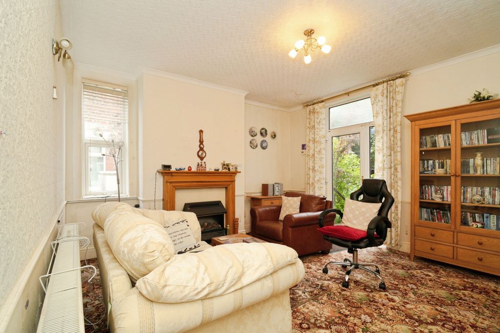Property photo 2 of 14 Lounge