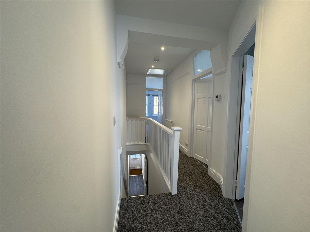 Property photo 2 of 8 Hallway