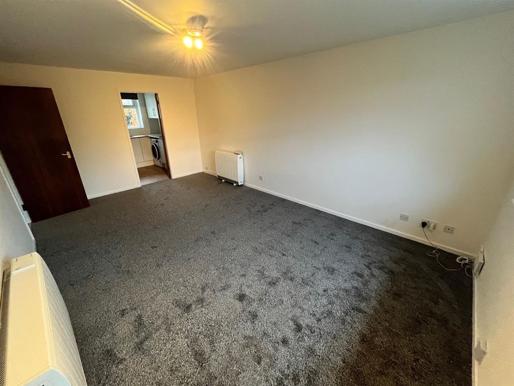 Property photo 2 of 10 Living Room