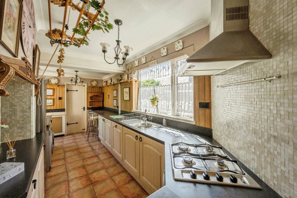 Property photo 3 of 14 Kitchen