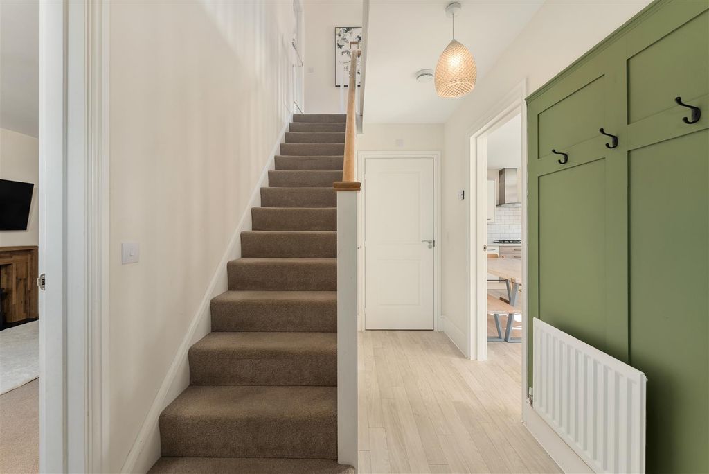 Property photo 2 of 21 1 Anstee Close, Banbury-3.Jpg
