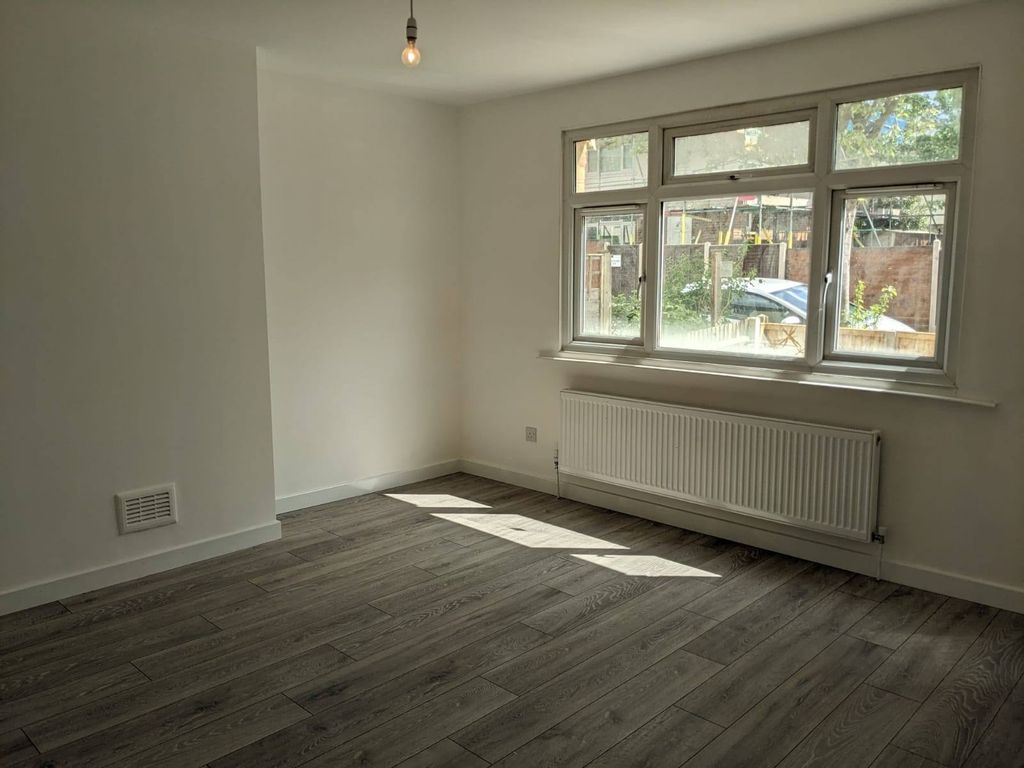 Property photo 2 of 7 Gallery