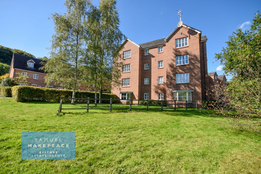 Property photo 1 of 21 One Bedroom Penthouse With Gorgeous Parkland Views