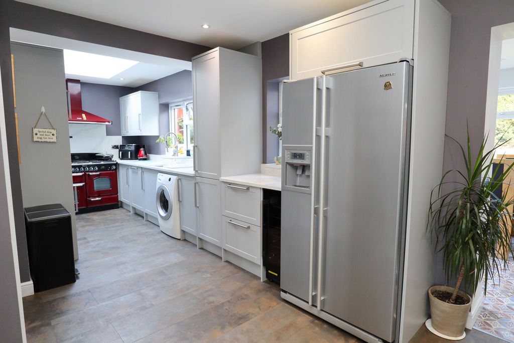 Property photo 3 of 19 Kitchen