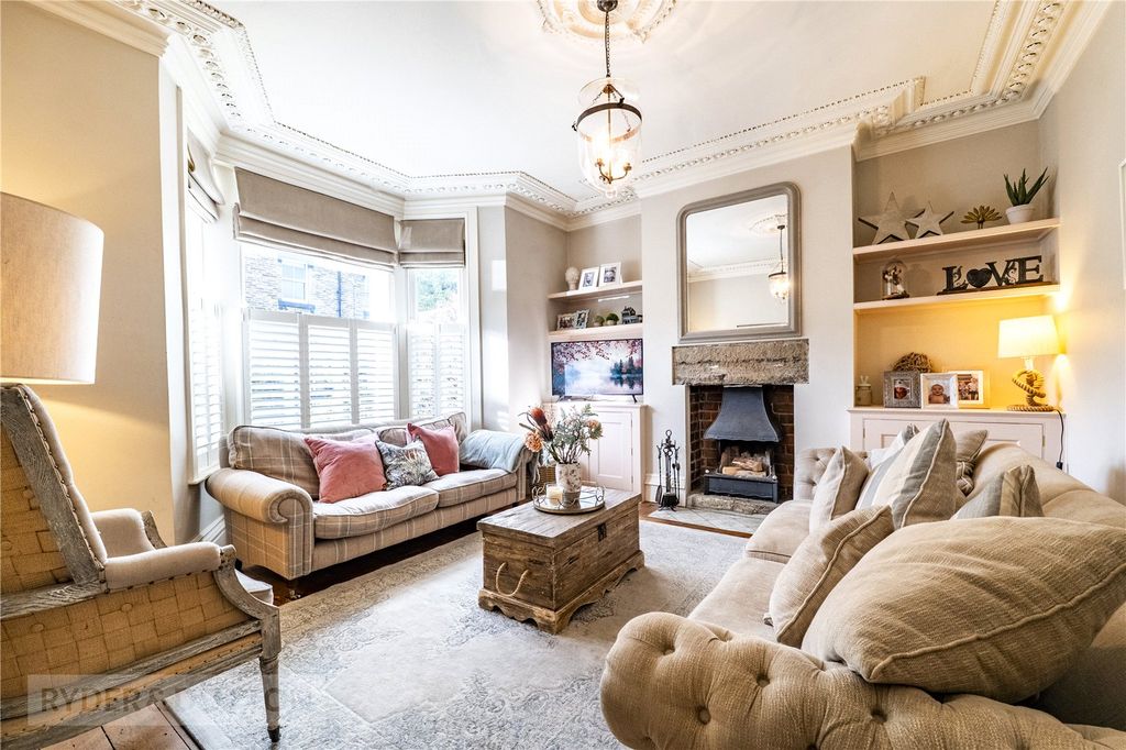 Property photo 3 of 32 Living Room