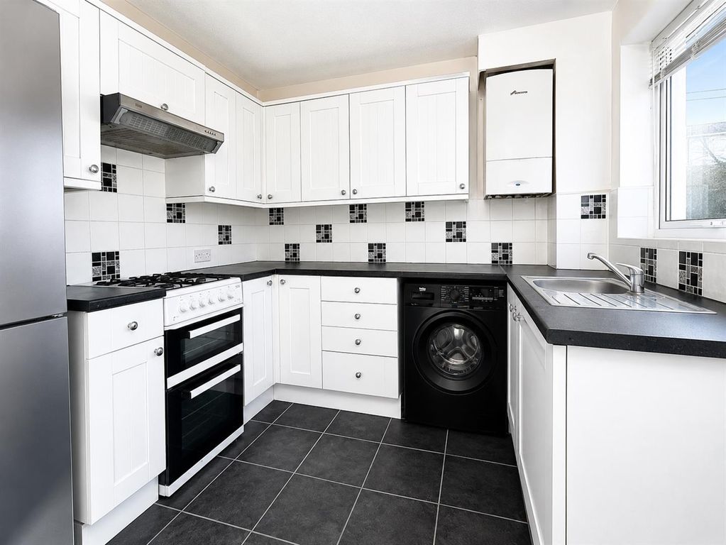 Property photo 3 of 11 Kitchen
