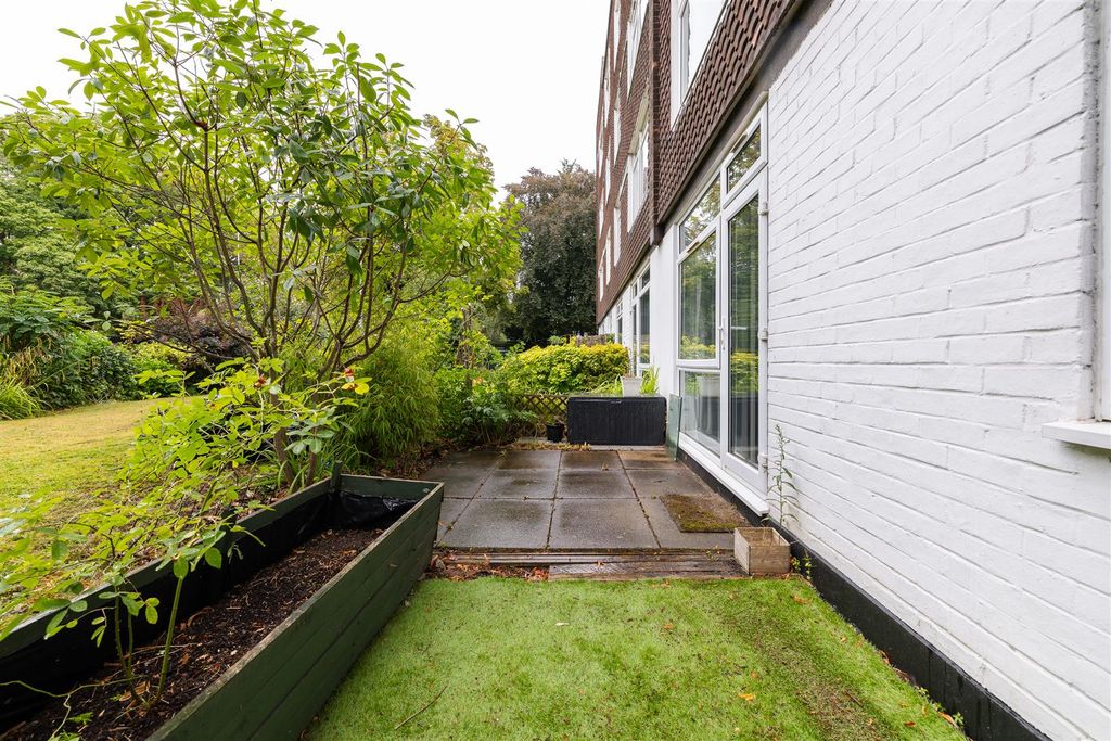 Property photo 2 of 23 Woodford Road, E18