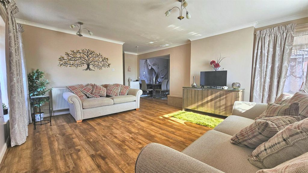 Property photo 3 of 13 Lounge