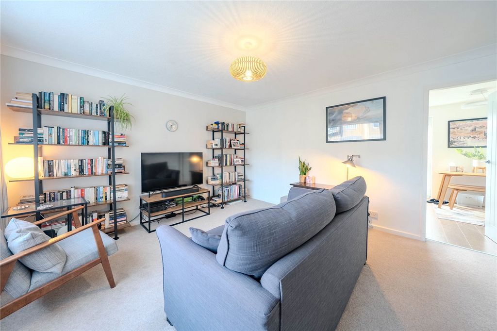 Property photo 3 of 14 Lounge