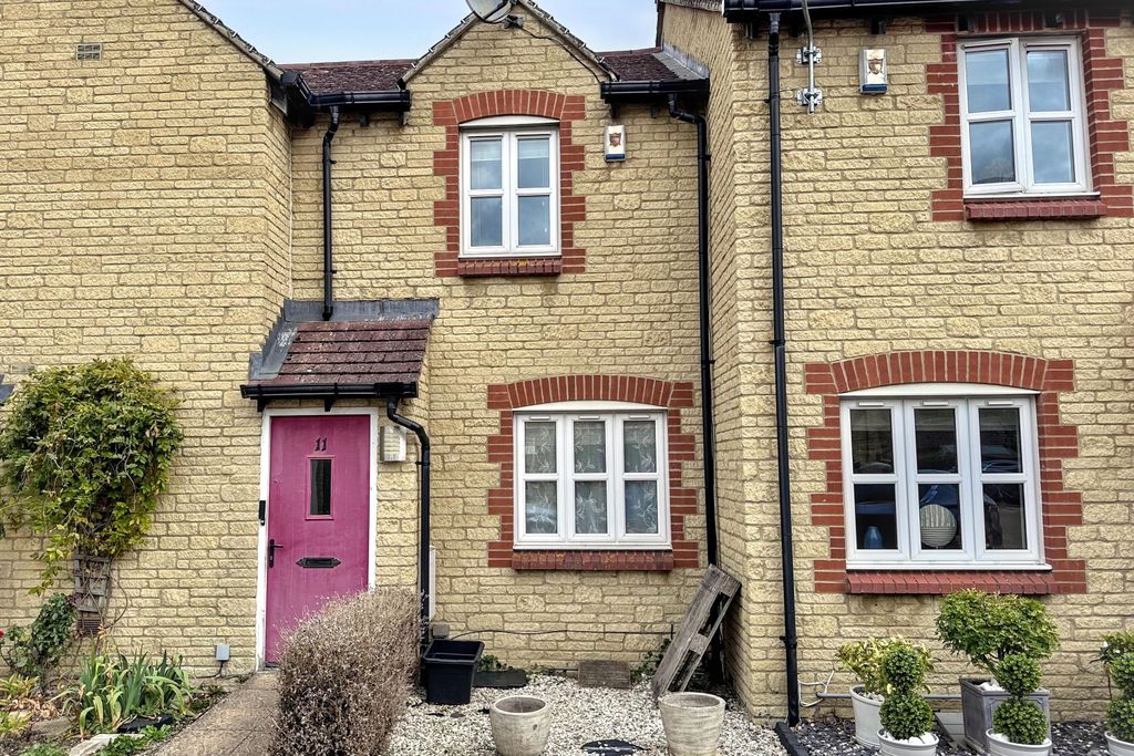 Property photo 1 of 3 11 Hardingham Close, Carterton, Oxfordshire Ox18 1Au