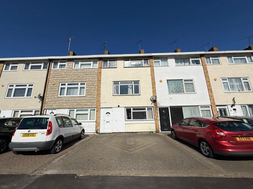 Property photo 1 of 8 Spacious 3-Bedroom Family Home With Large Garden & Dining Area