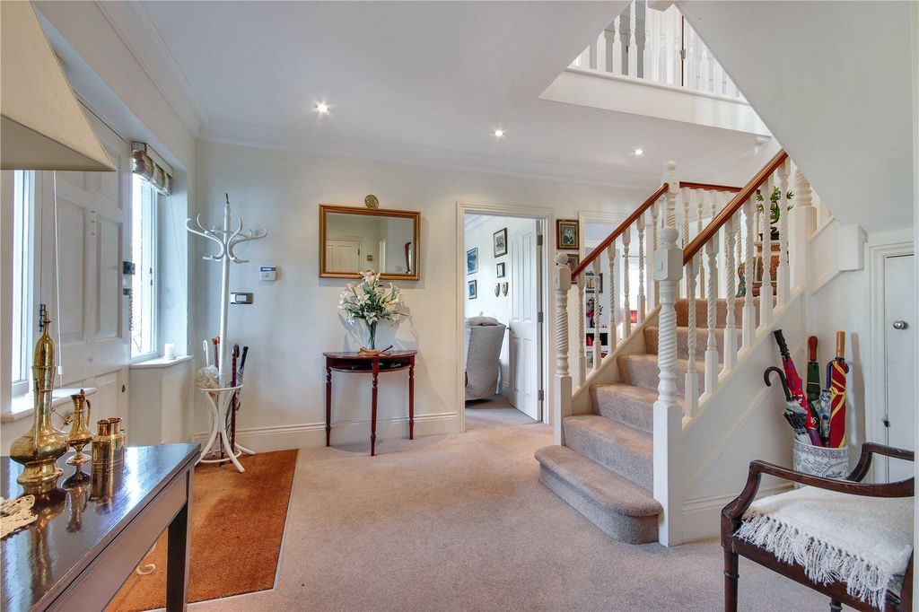Property photo 3 of 19 Entrance Hall