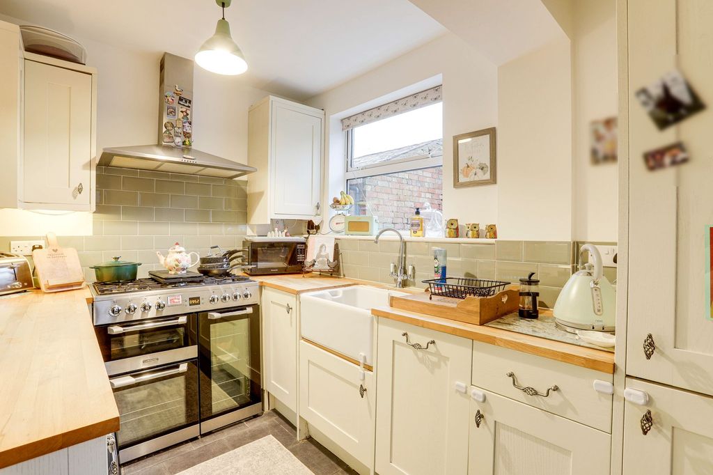 Property photo 3 of 17 Kitchen