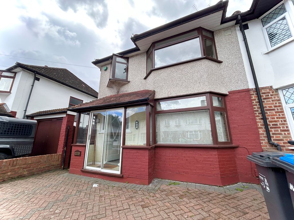 Property photo 1 of 15 3 Bed Terraced House To Rent Worcester Close, Mitcham Cr4