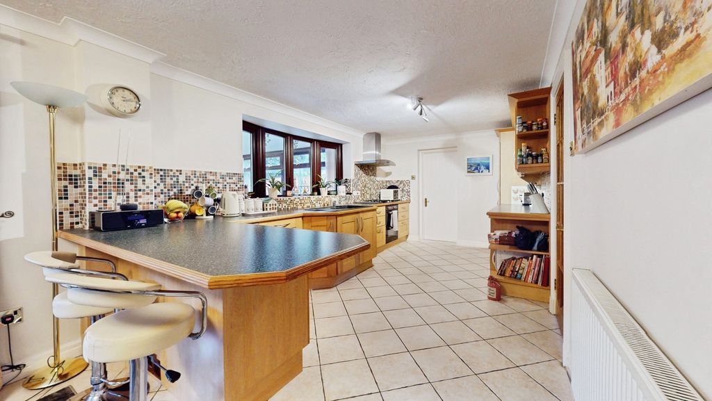 Property photo 2 of 27 4700243